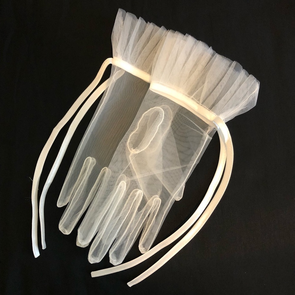 Elegant Sheer White Gloves with Ribbon - Picture 3 of 3